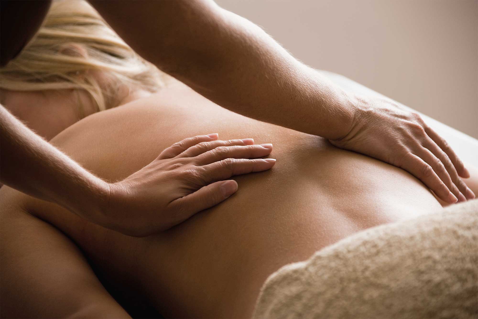Terapeut som utför massage