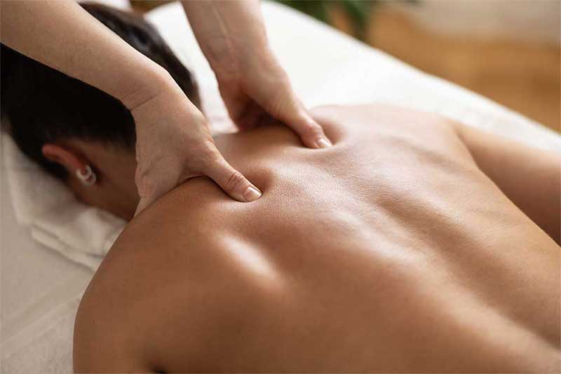 Massage av axlarna